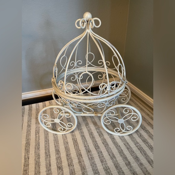 Cinderella Style Wire Carriage - Great for A Kids Room - Picture 1 of 7